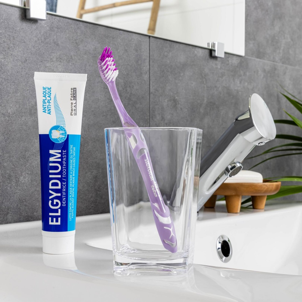 ELGYDIUM – Brosse à Dents Anti-Plaque Medium – 1u 1